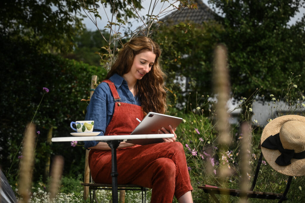 Riekje werkt op haar Ipad