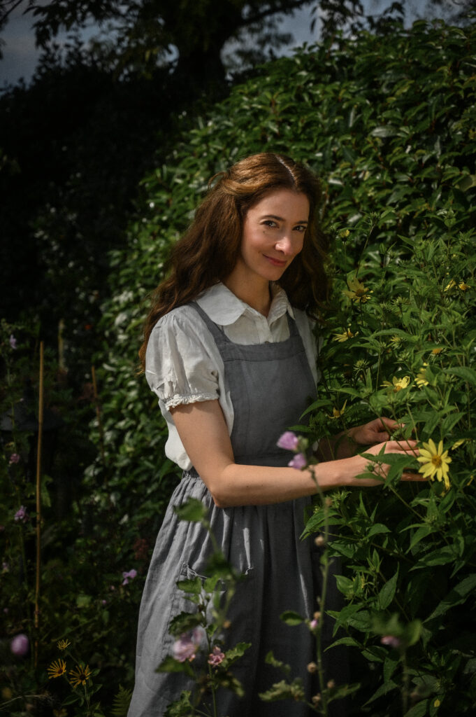 Riekje in de tuin, met een Heliantus 'Lemon Queen'